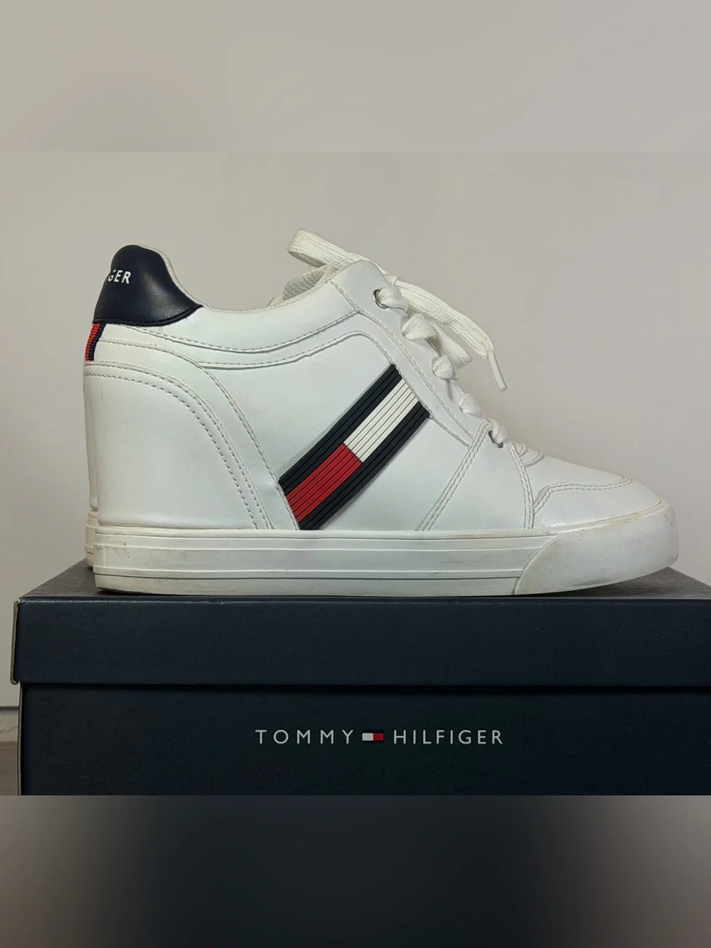 Tommy Hilfiger Delsia Hidden Wedge Sneakers – White Multi | Women’s US 9M w/box